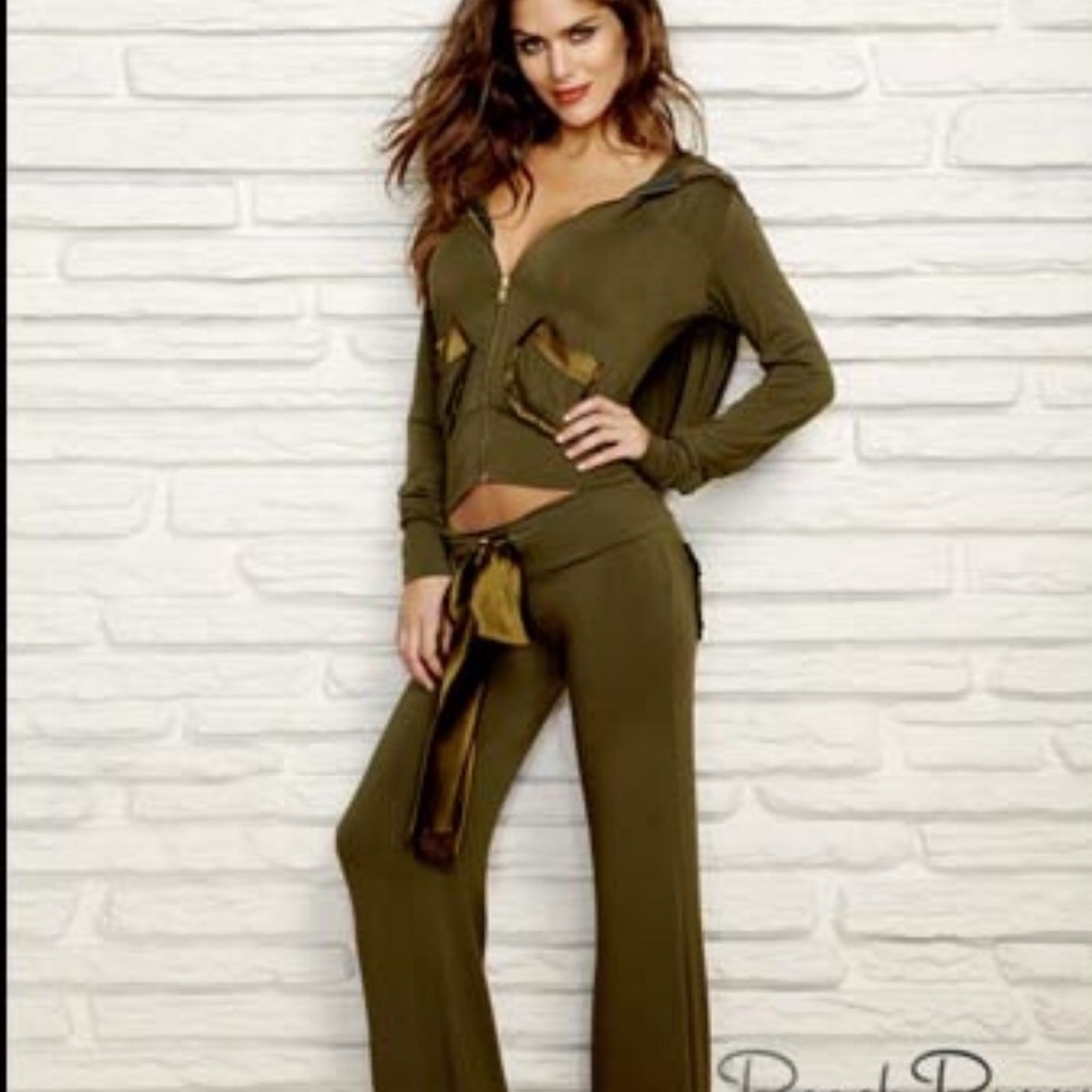 ISO Any Beach Bunny set any size any style